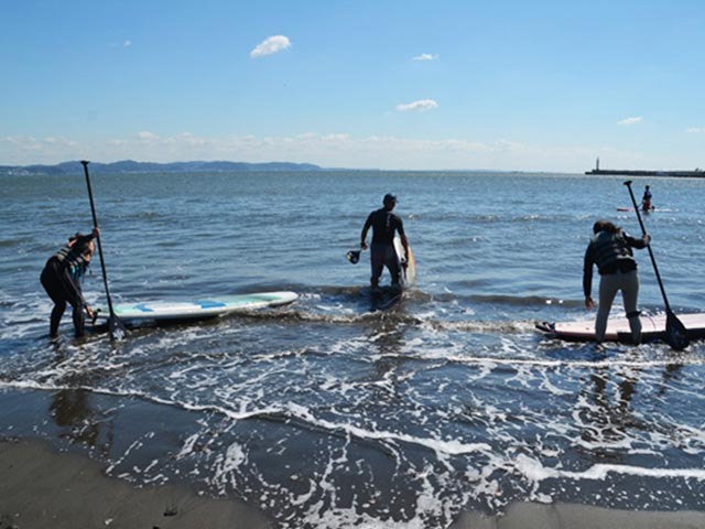 湘南の海でサップをする人々