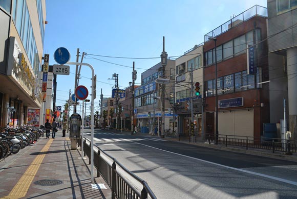 店などがある真っ直ぐな2車線の通り