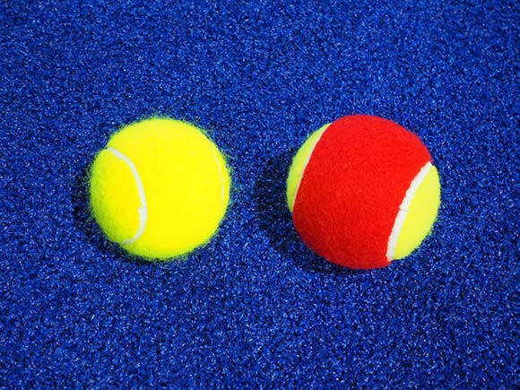 黄色のボールと赤色のボール
