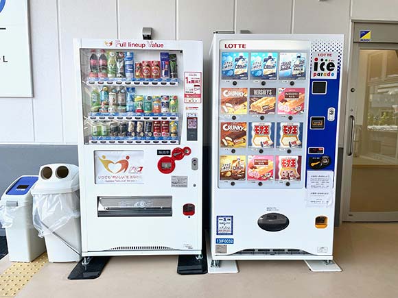 飲みものとアイスの自販機