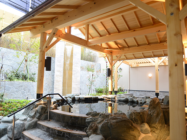 木の屋根と岩の露天風呂