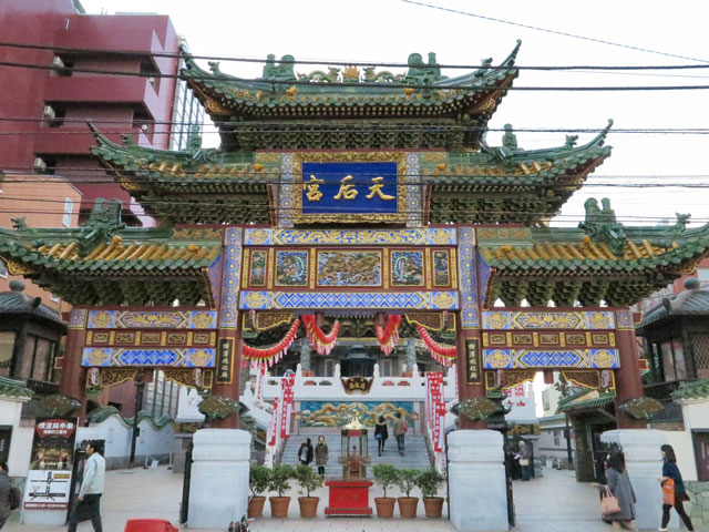 中華街の煌びやかなお寺