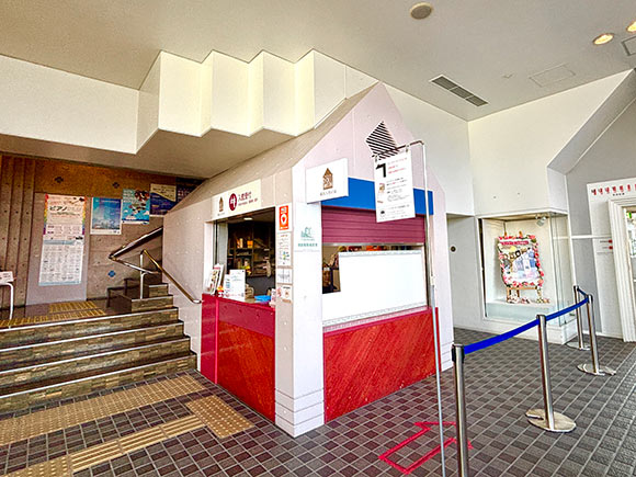 赤とピンクに壁に覆われた受付