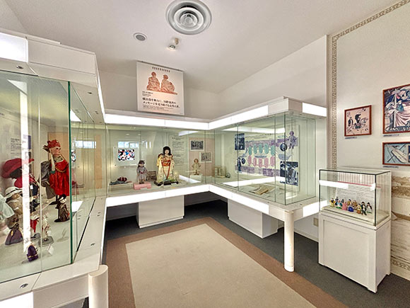 コの字の形をしたショーケース