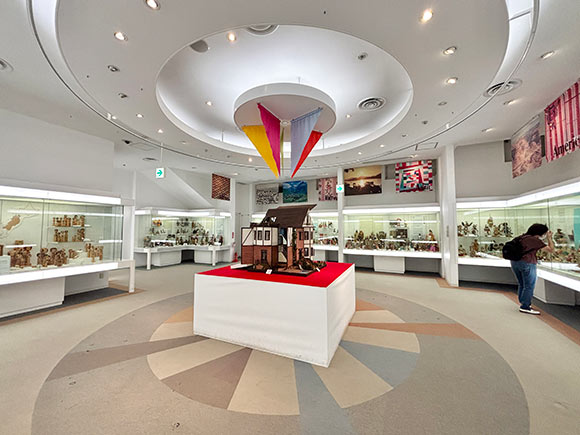 壁沿いにショーケースのある円状の部屋