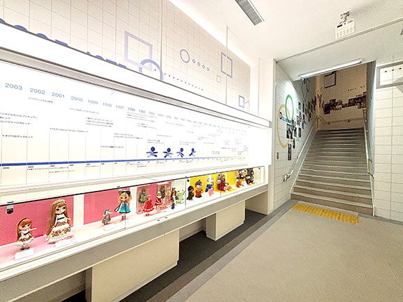 壁に並ぶ人形と年表