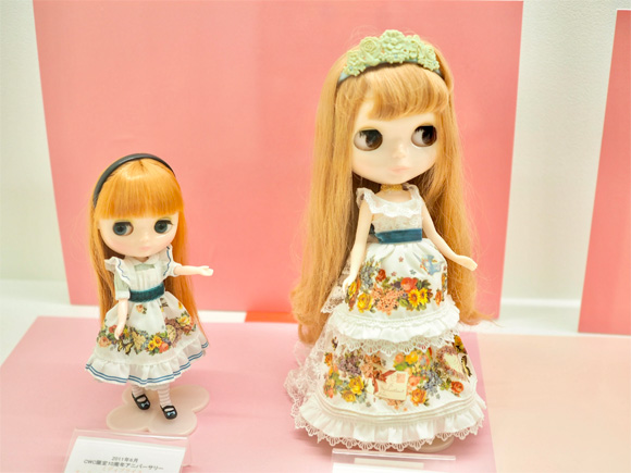 金髪の大きな瞳の人形