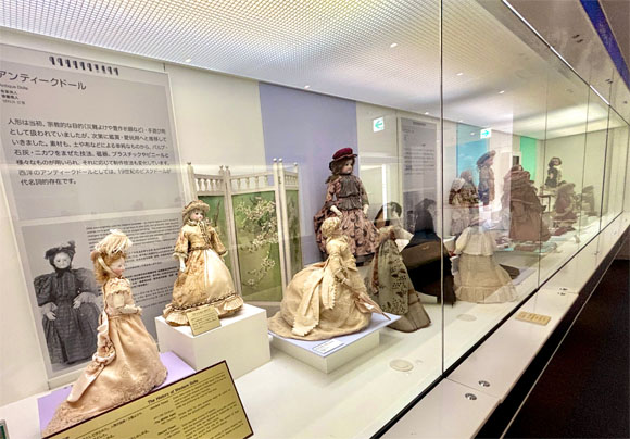 大きなショーケースに並ぶ西洋の人形