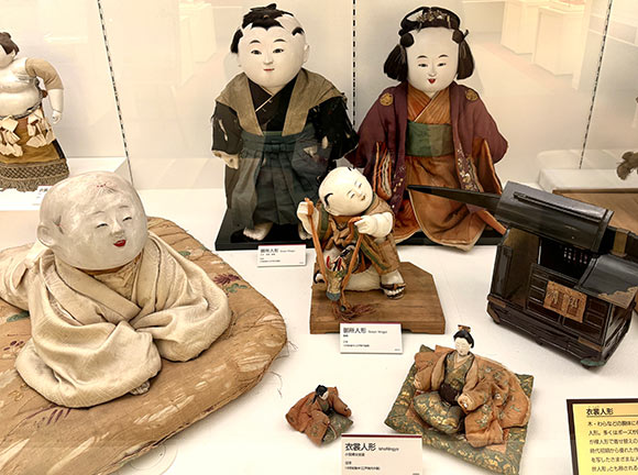 白く丸い子どもの人形