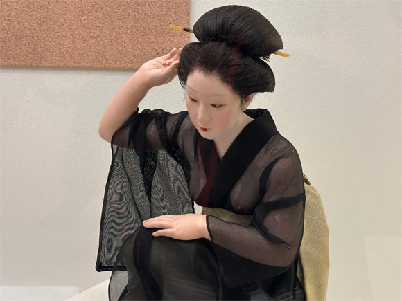 日本髪の女性の人形