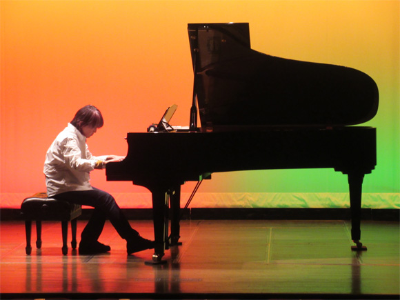 ピアノを弾く女性