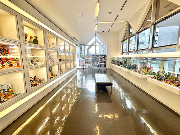 両側にショウケースのある部屋