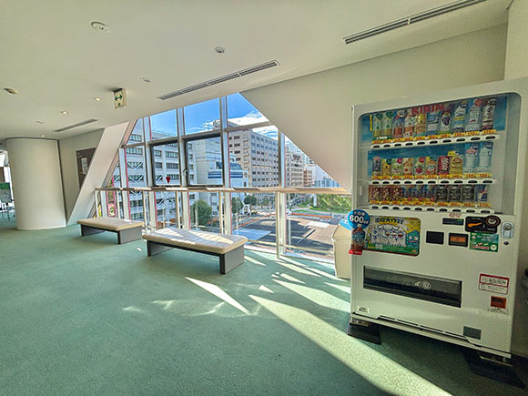 ベンチと自動販売機のある場所