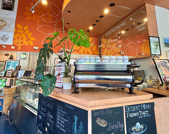 オレンジ色の壁の店内