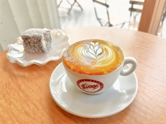 焼き菓子とカフェラテ