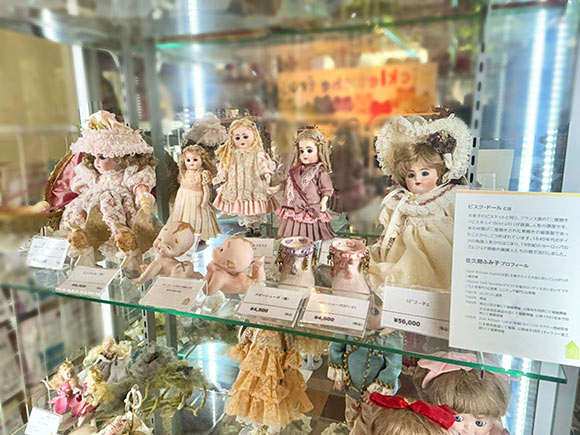 ショーケースに並ぶ人形
