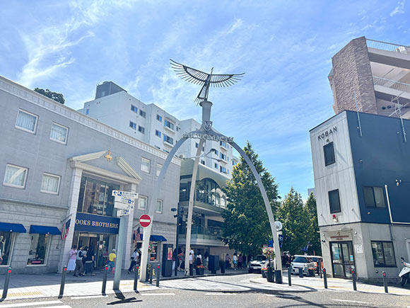 フェニックスをかたどったアーチ