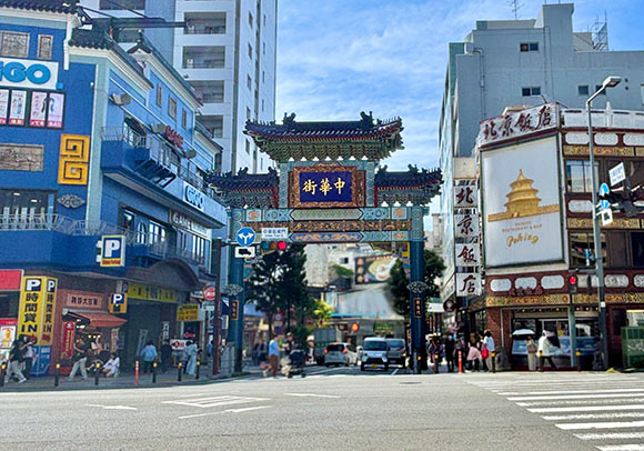 豪華な装飾の青い門