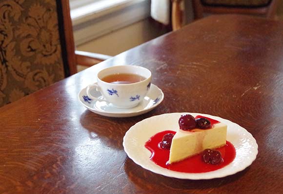 赤いソースのケーキとお茶