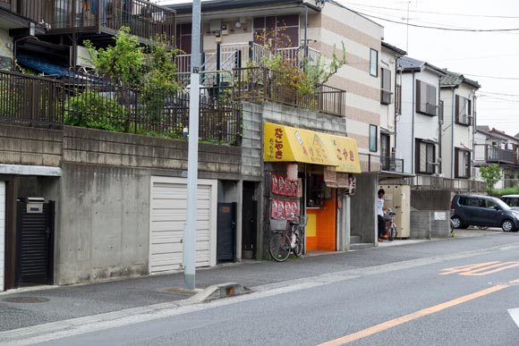 住宅街に建つ黄色いシェードのお店