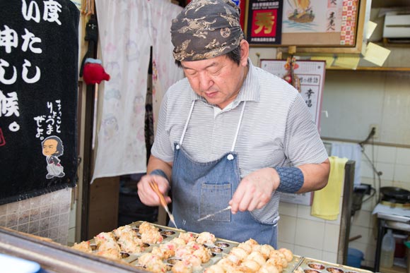 たこ焼きを作る男性