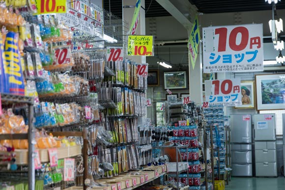 10円ショップというポップが並ぶ店内