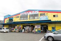 黄色い壁のガレージタイプのお店