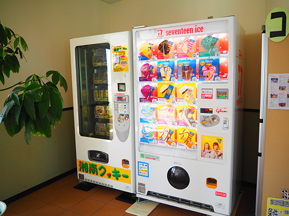 お菓子やアイスの自動販売機