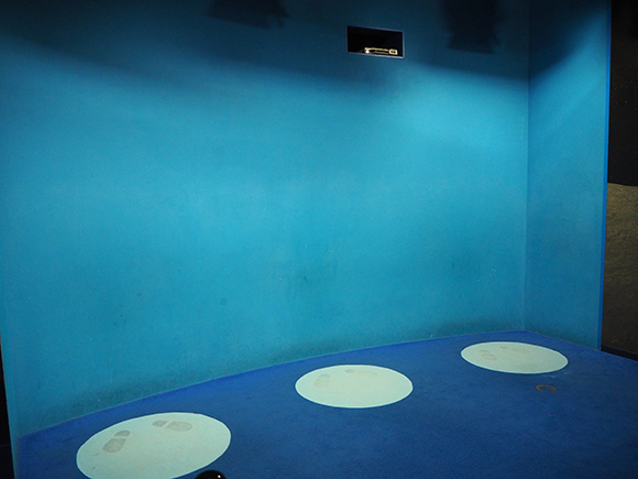 青い背景と床、床には白い丸