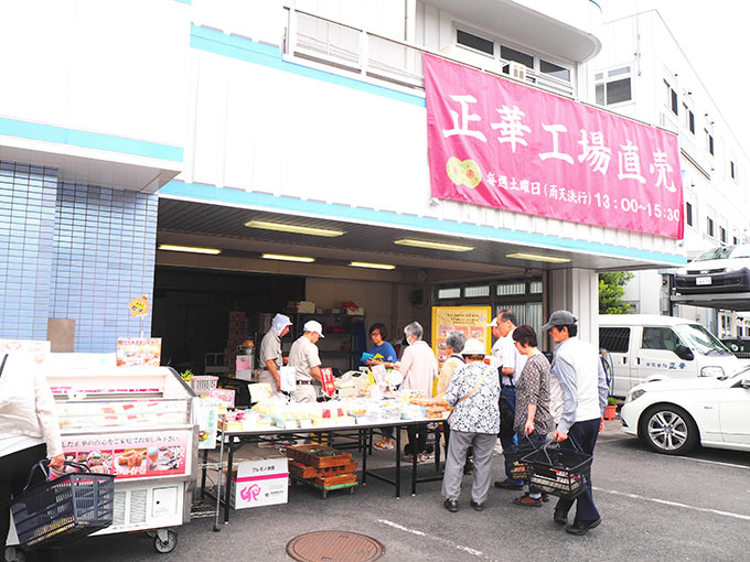 大勢の人で賑わう工場直売所