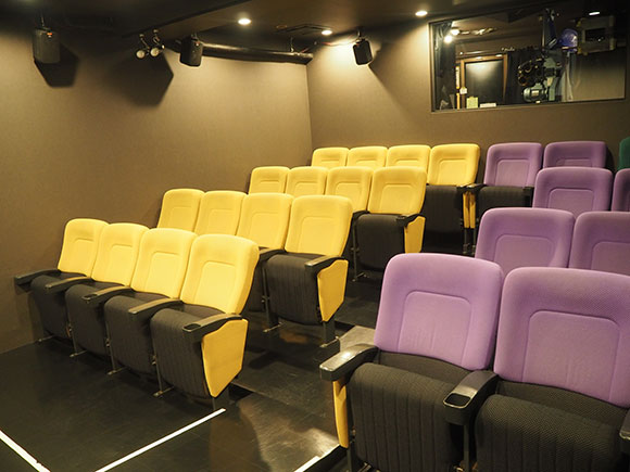 黄色や紫色の座席