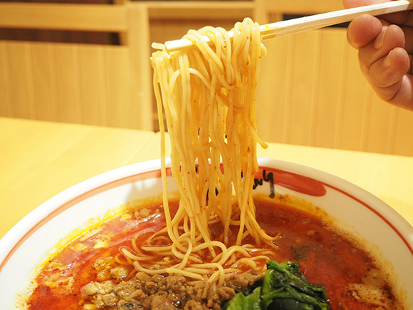 箸で持ち上げたストレート麺