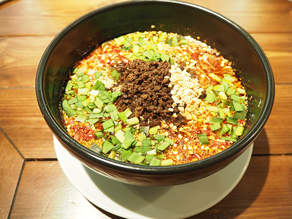 ひき肉やニラなど具沢山な担々麺