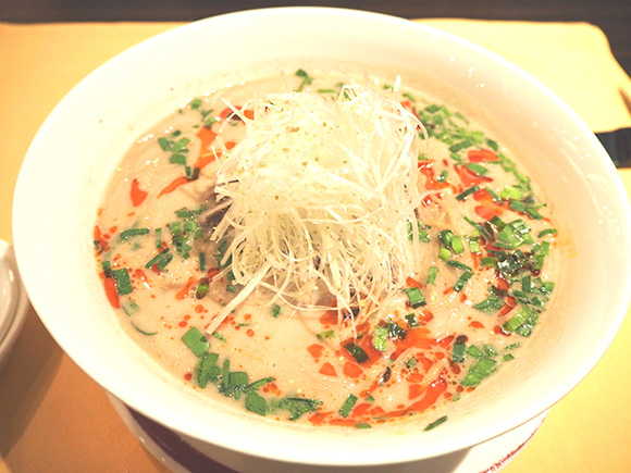 白いスープ辣油が浮かぶ担々麺