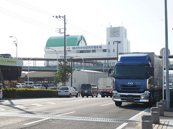 道路から見える市場の建物