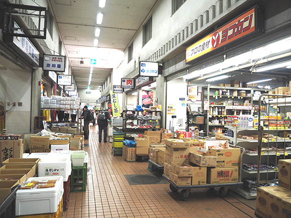 色々なお店が並ぶ通り