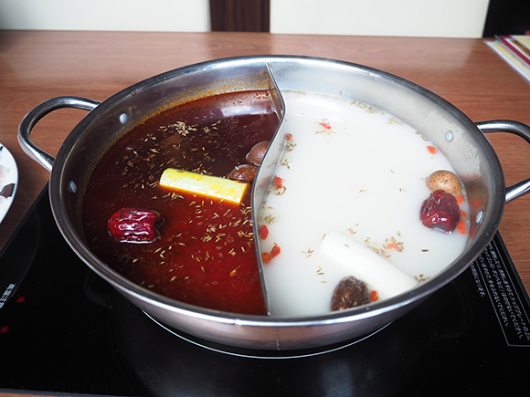 赤と白の2色スープ