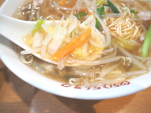 レンゲで持ち上げたあんかけ野菜