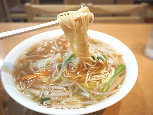 箸で持ち上げた細めの麺