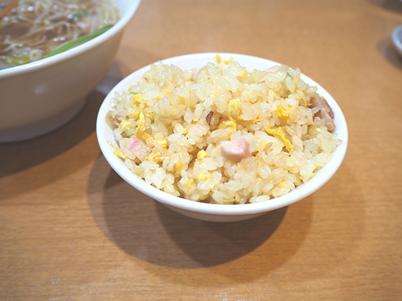 白い小丼に盛られたチャーハン