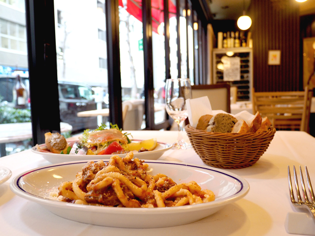 落ち着いた店内と並べられた料理