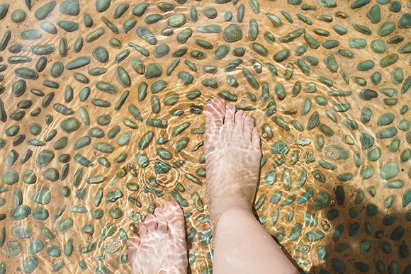 玉砂利の上を歩く記者の足