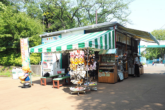 グッズが並ぶ売店