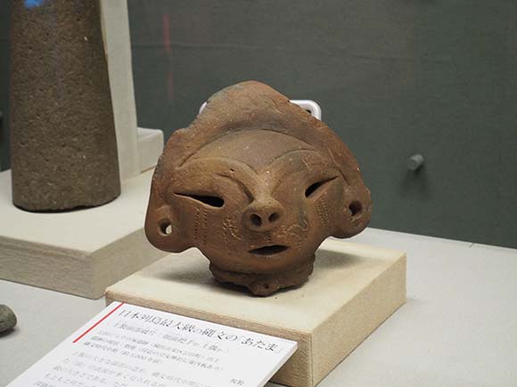 特徴的な顔の土製の頭部