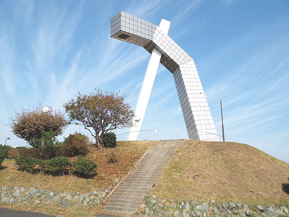 中央公園の大きな白いモニュメント