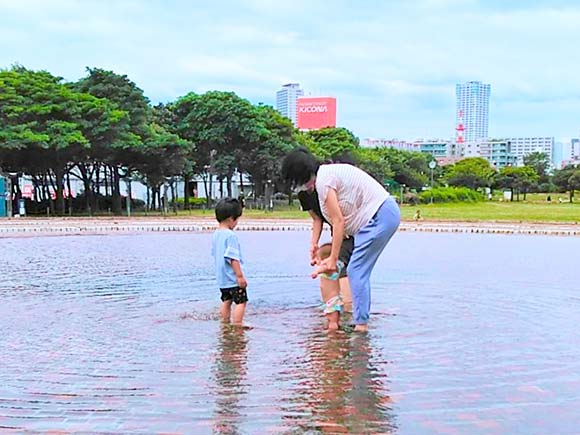 池の中で遊ぶ親子