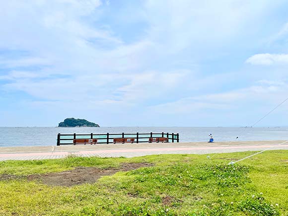 海に浮かぶ小さな島