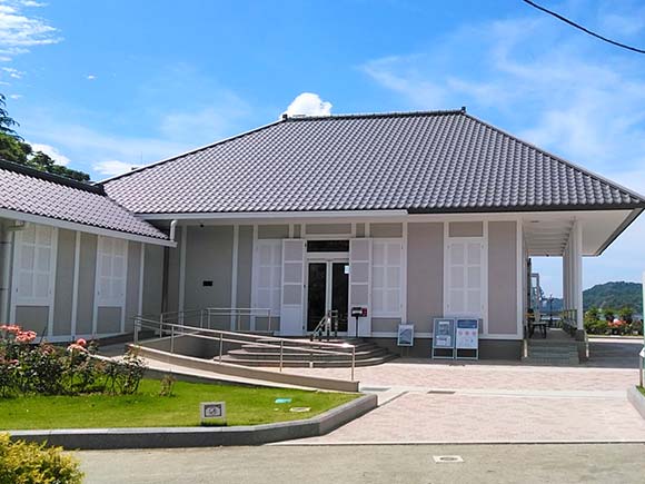 平屋のきれいな建物