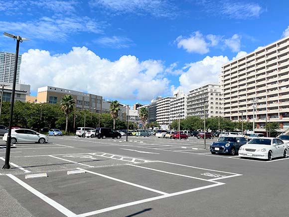 広い平面駐車場