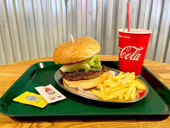 ハンバーガーとポテトとドリンク